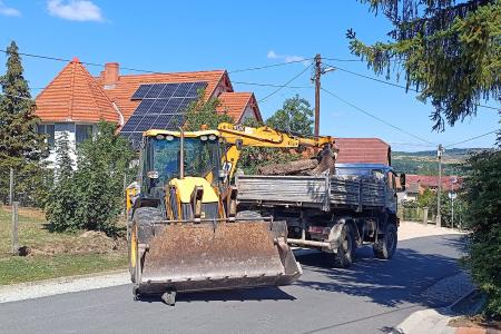 j fejezet a sajivnkai iskola udvarn