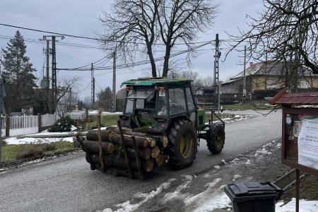 Gyors segítség a hidegben: Megérkezett a kormányzati tűzifa