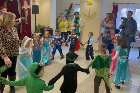 Zenés télűzés és jelmezes kavalkád: Farsangi mulatság a Kerekerdő Tagóvodában