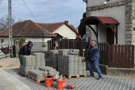 Meg�jul Saj�iv�nka k�zpontja: M�lt� k�rnyezetet kap a templom �s a Faluh�z